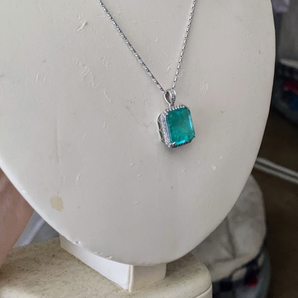 8.52ct Huge Natural Columbian Emerald and diamond pendant and chain!!! - Picture 3 of 16